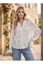 Chemise fluide à empiècement dentelle et col volanté - Blanc