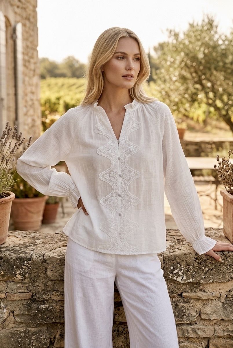 Chemise fluide à empiècement dentelle et col volanté - Blanc