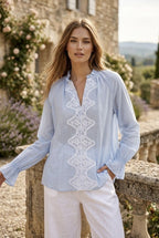 Chemise fluide à empiècement dentelle et col volanté - Bleu