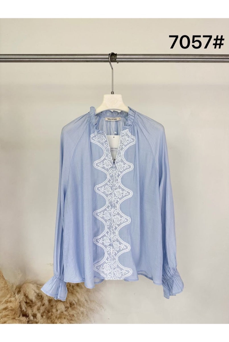 Chemise fluide à empiècement dentelle et col volanté - Bleu