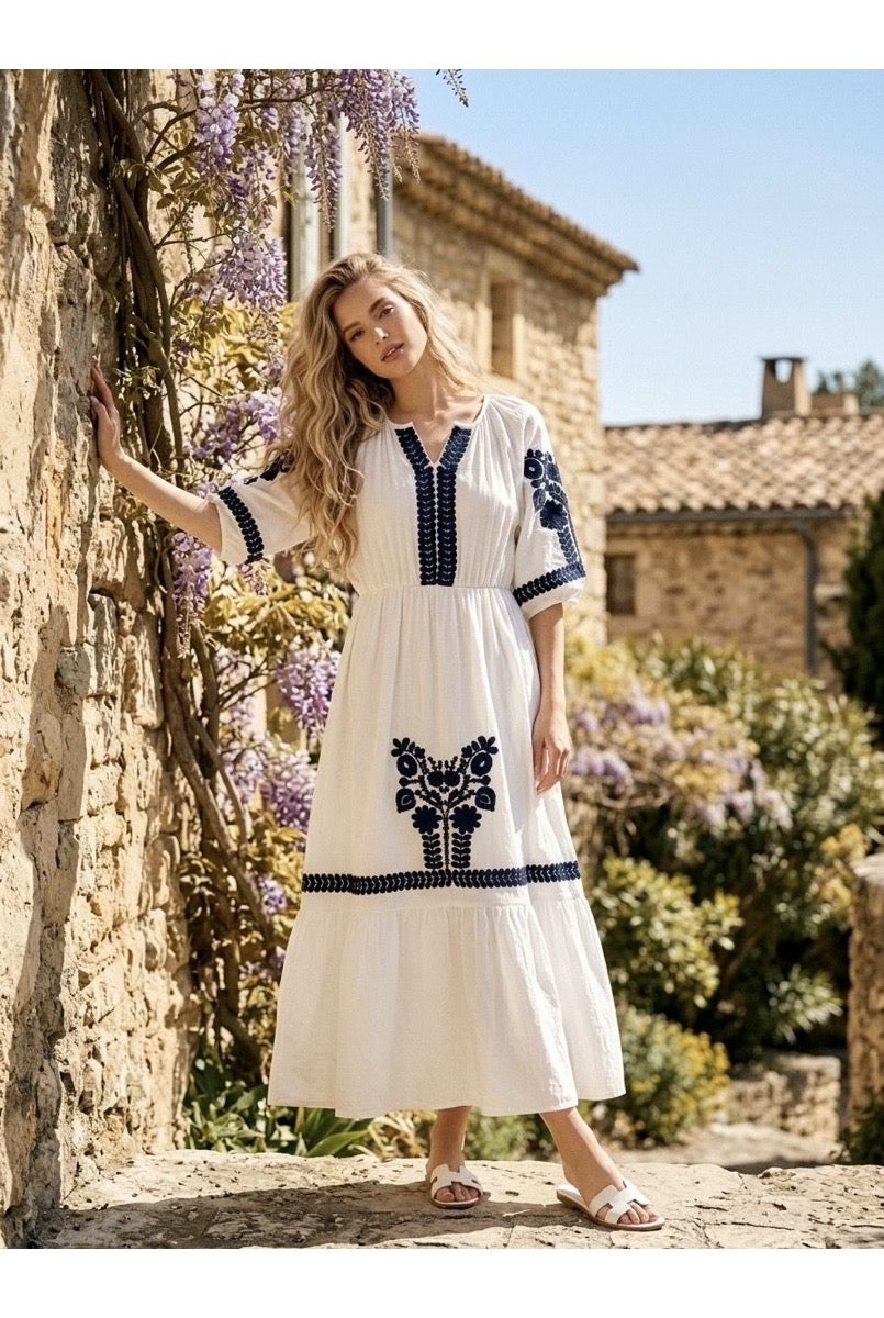 Robe Bohème Brodée Lora Esprit Soleil Élégant - Blanc