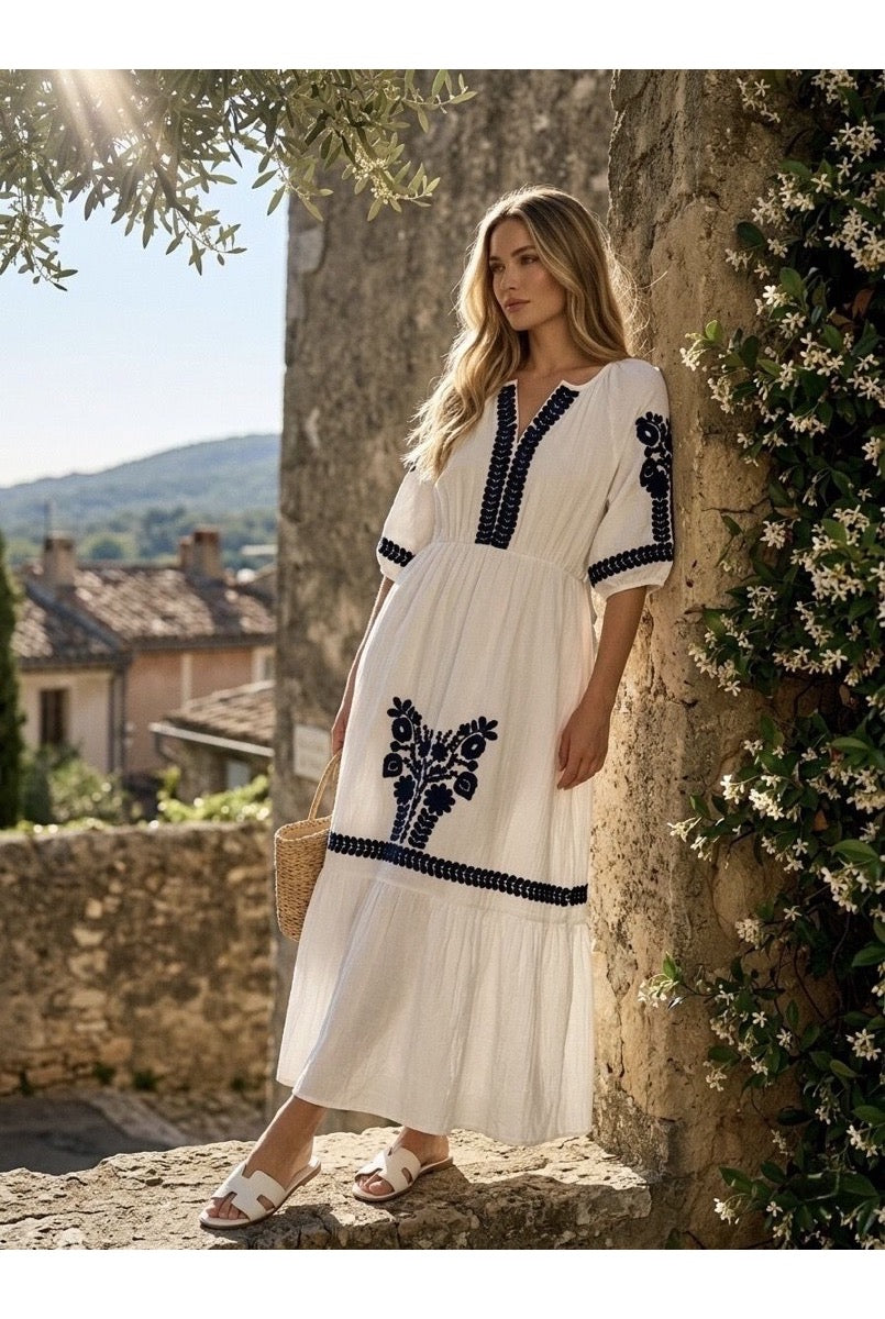 Robe Bohème Brodée Lora Esprit Soleil Élégant - Blanc