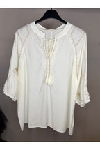 Blouse fluide brodée liens pompons blanc bleu - Blanc