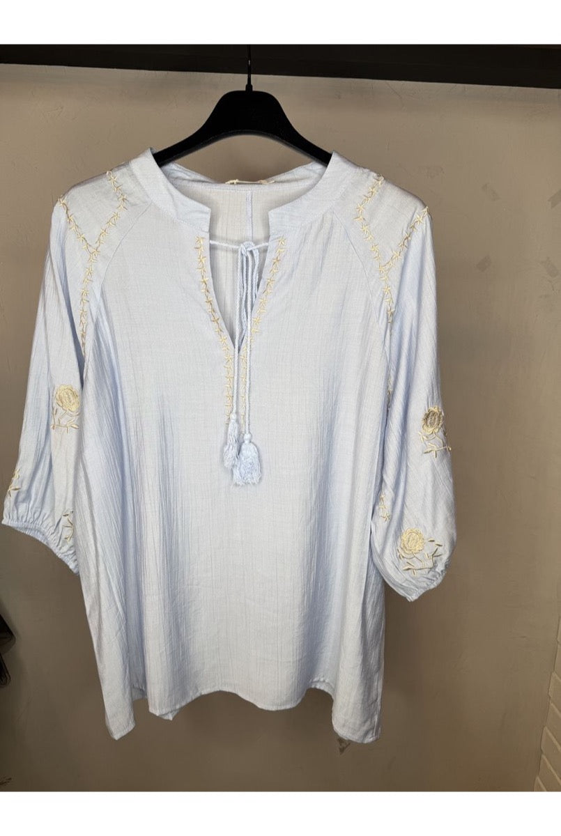 Blouse fluide brodée liens pompons blanc bleu - Bleu